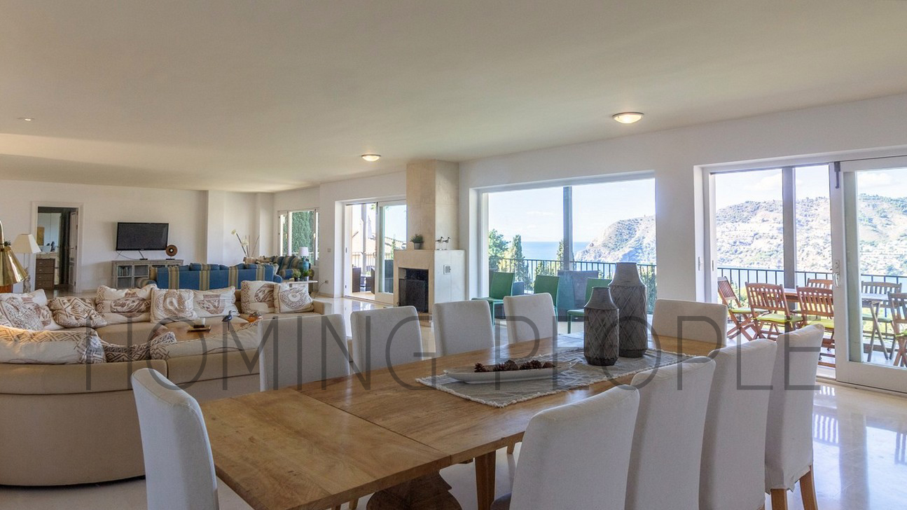 Espaciosa villa: Estancias a lo grande, piscina y césped con vistas idílicas a la bahía.