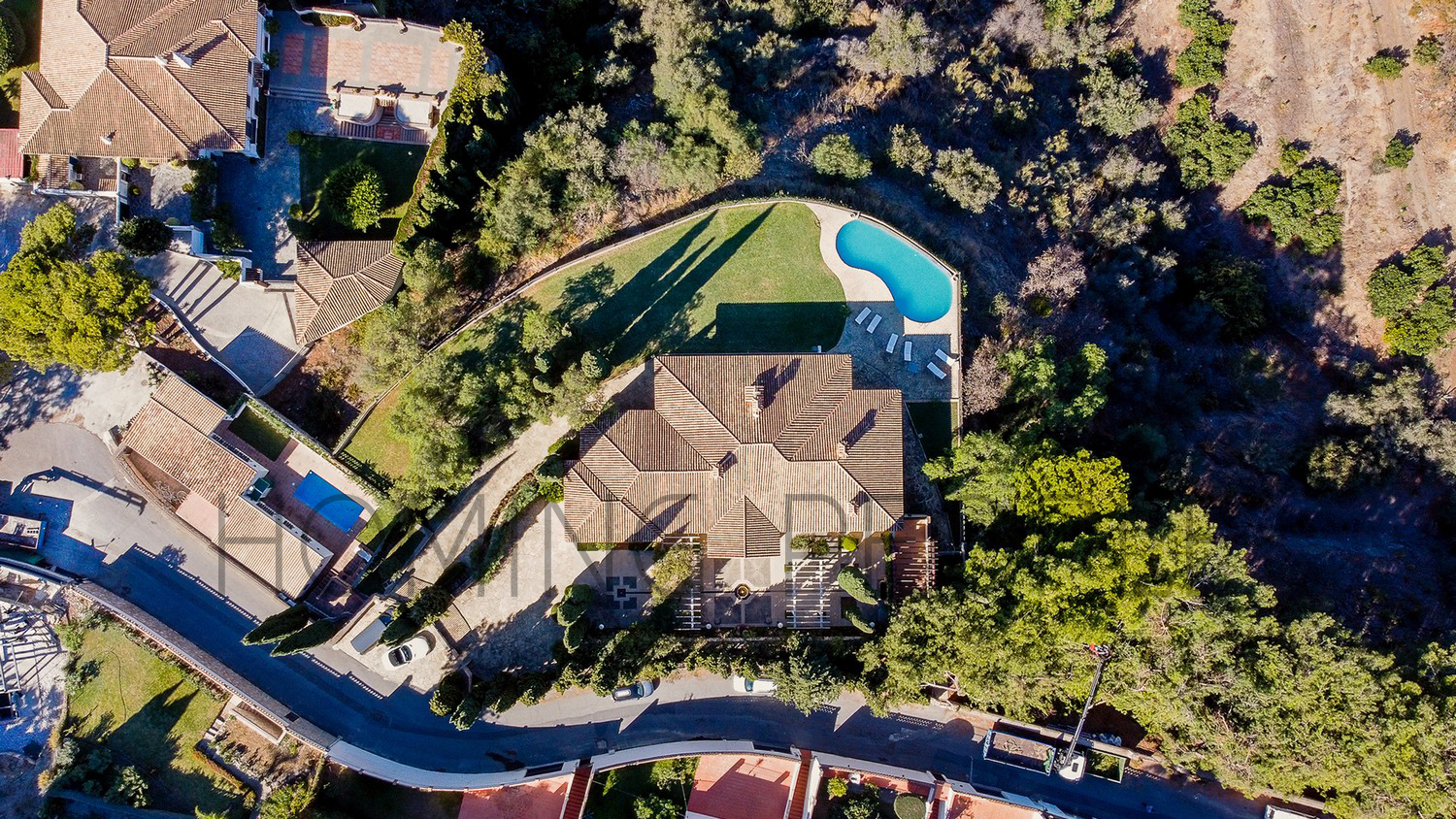 Espaciosa villa: Estancias a lo grande, piscina y césped con vistas idílicas a la bahía.