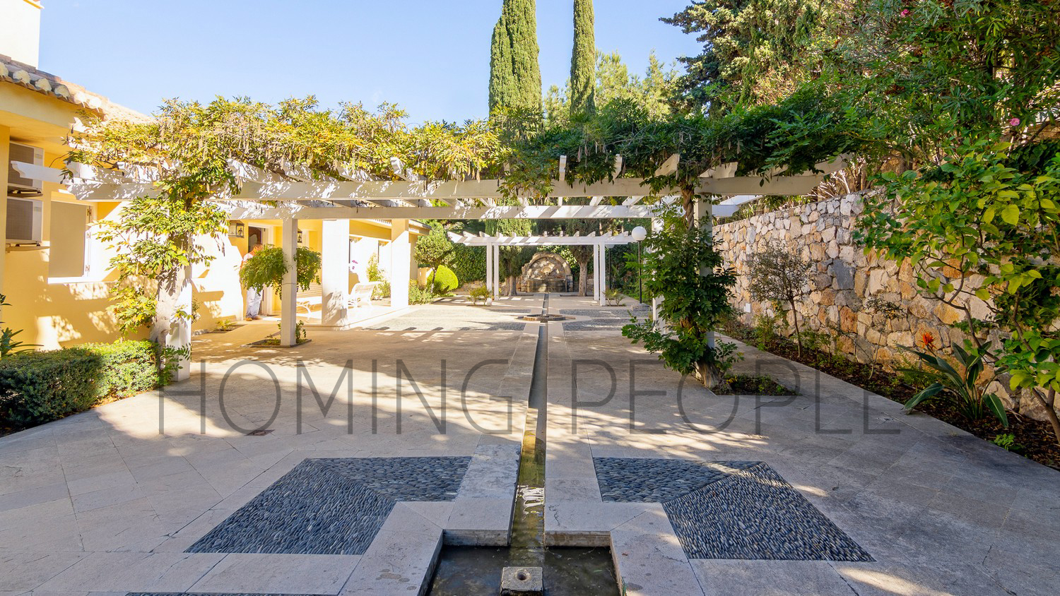 Espaciosa villa: Estancias a lo grande, piscina y césped con vistas idílicas a la bahía.