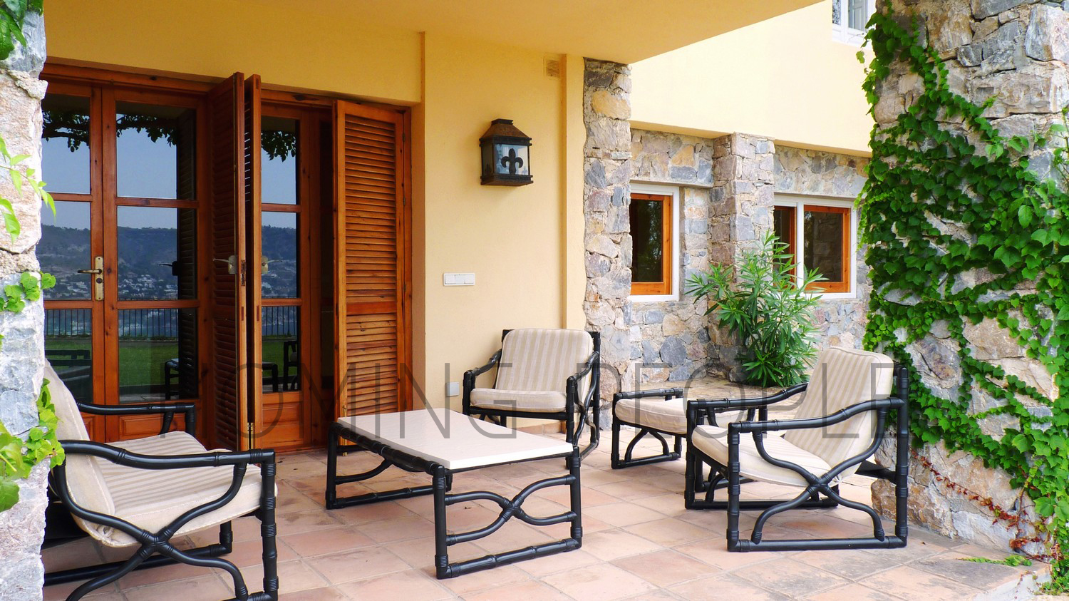 Espaciosa villa: Estancias a lo grande, piscina y césped con vistas idílicas a la bahía.