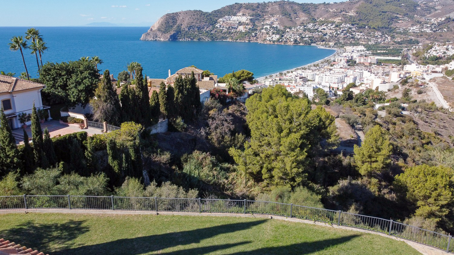Espaciosa villa: Estancias a lo grande, piscina y césped con vistas idílicas a la bahía.
