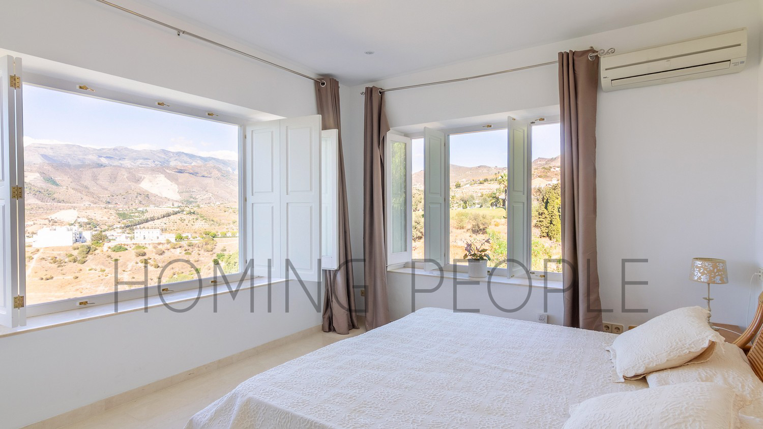 Espaciosa villa: Estancias a lo grande, piscina y césped con vistas idílicas a la bahía.