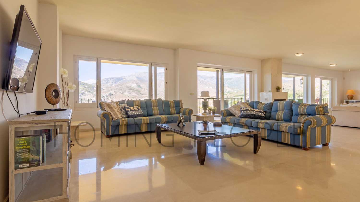 Espaciosa villa: Estancias a lo grande, piscina y césped con vistas idílicas a la bahía.