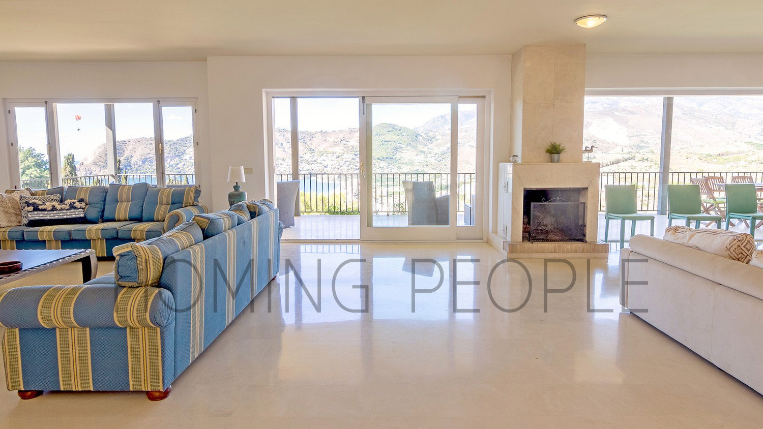Espaciosa villa: Estancias a lo grande, piscina y césped con vistas idílicas a la bahía.