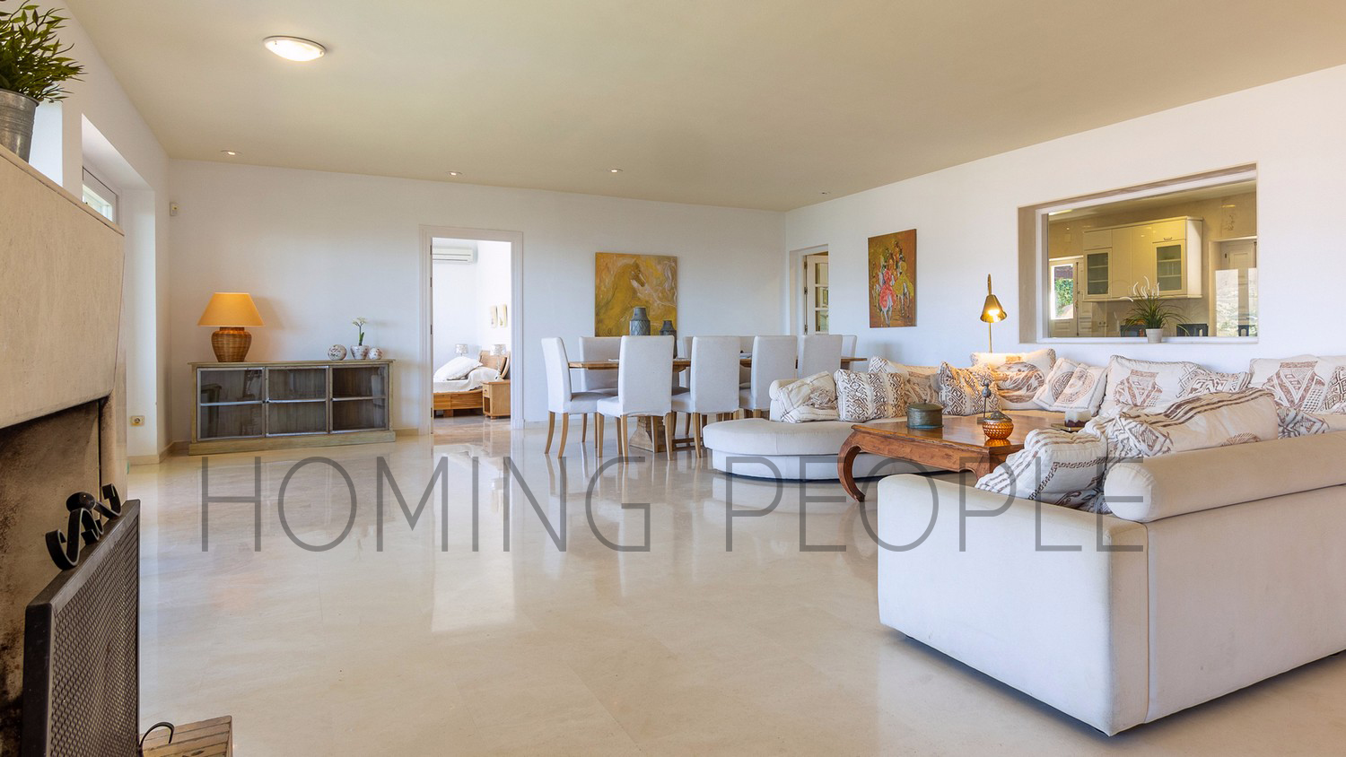 Espaciosa villa: Estancias a lo grande, piscina y césped con vistas idílicas a la bahía.