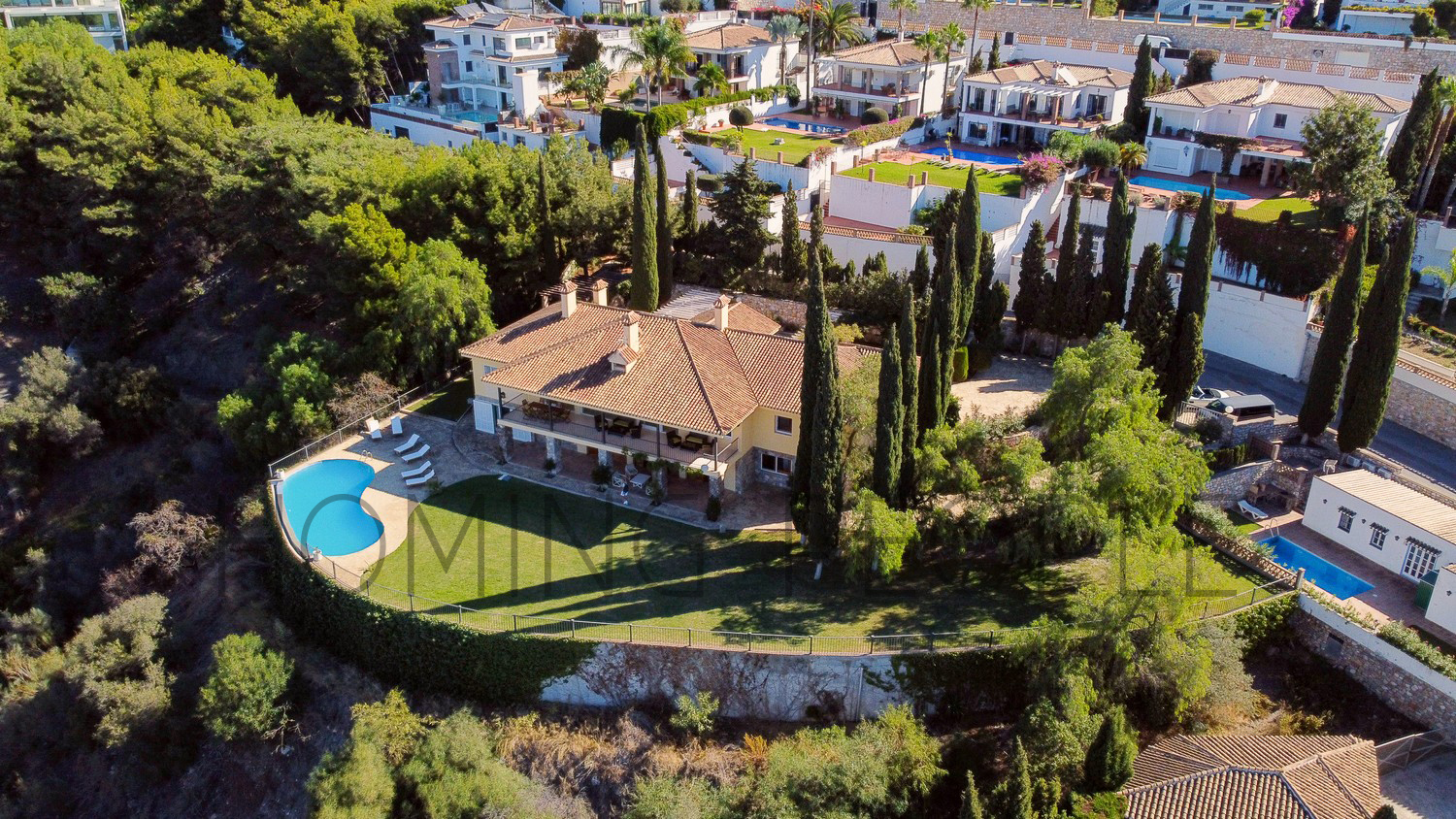 Espaciosa villa: Estancias a lo grande, piscina y césped con vistas idílicas a la bahía.