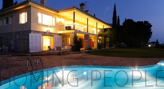 Espaciosa villa: Estancias a lo grande, piscina y césped con vistas idílicas a la bahía.