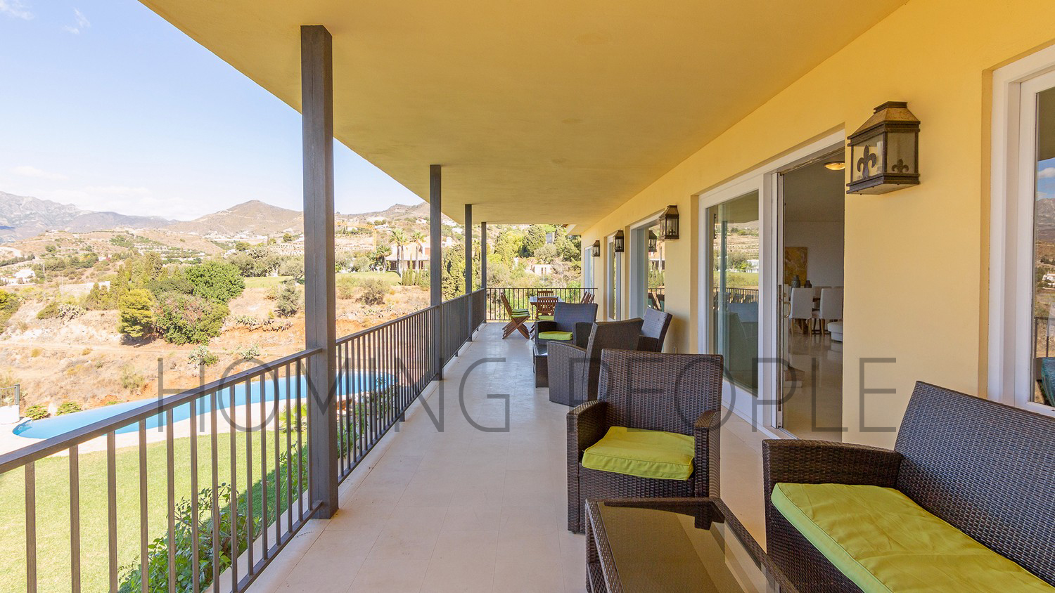 Espaciosa villa: Estancias a lo grande, piscina y césped con vistas idílicas a la bahía.