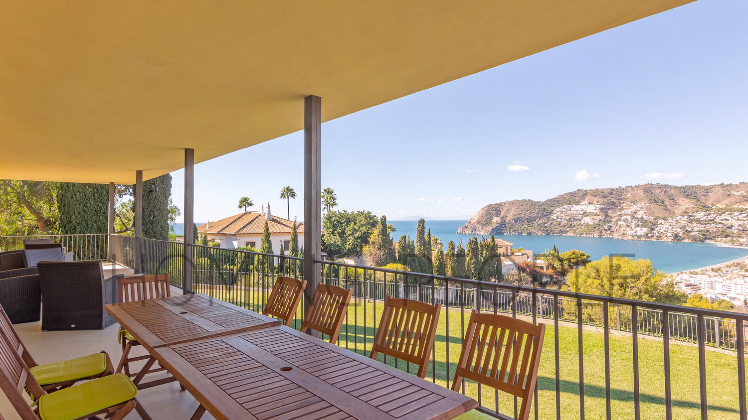 Espaciosa villa: Estancias a lo grande, piscina y césped con vistas idílicas a la bahía.