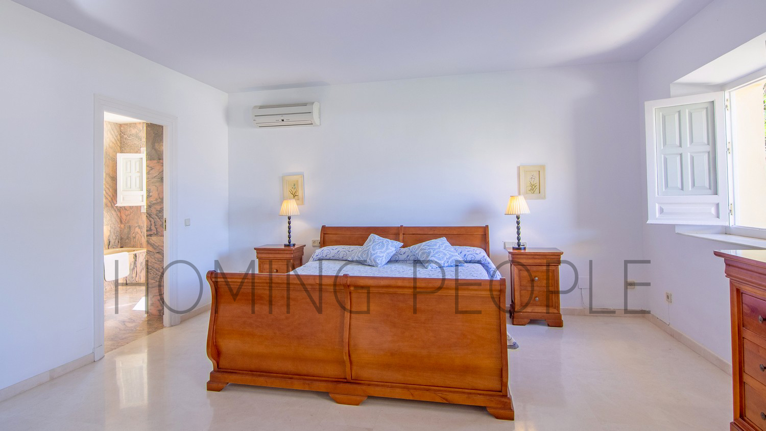 Espaciosa villa: Estancias a lo grande, piscina y césped con vistas idílicas a la bahía.