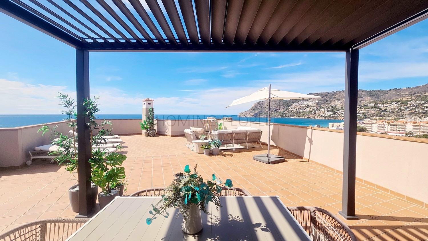Un ático muy bien equipado, con mucha terraza, vistazas a la bahía... y céntrico con parking!