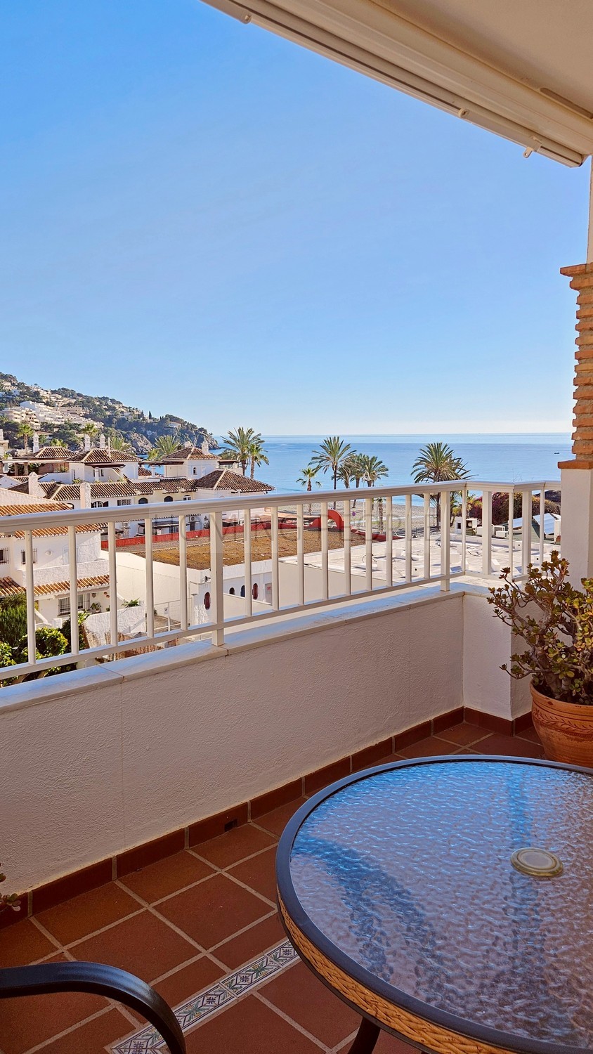 [ALQUILADO]: Coqueto apartamento en primera línea de playa con gran terraza y cochera