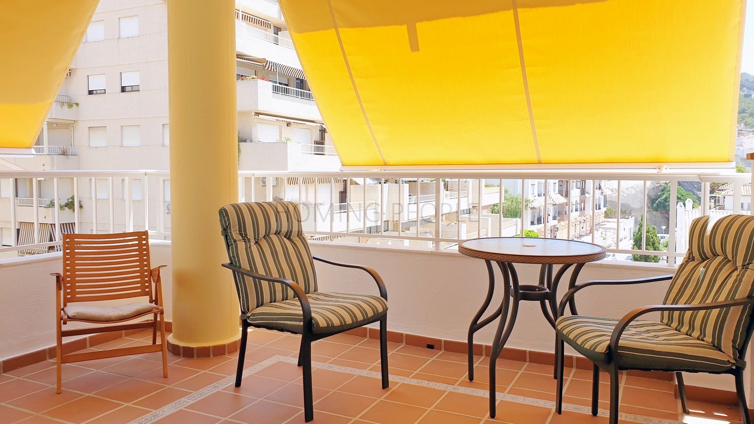 [ALQUILADO]: Coqueto apartamento en primera línea de playa con gran terraza y cochera