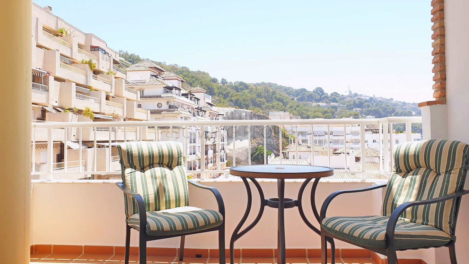 [ALQUILADO]: Coqueto apartamento en primera línea de playa con gran terraza y cochera