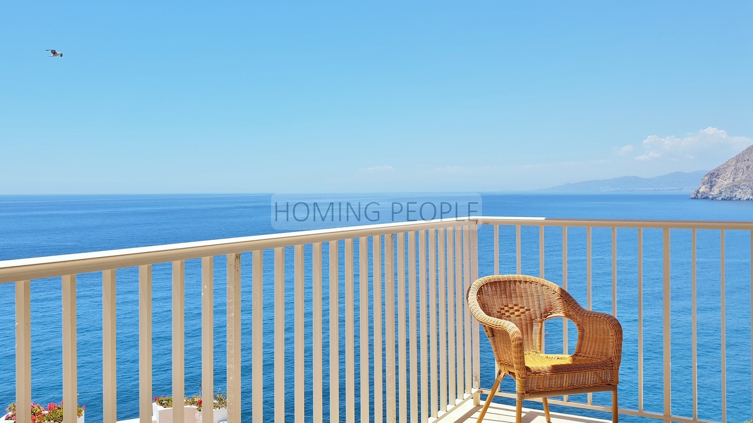 [ALQUILADO]: Chalet sobre un acantilado frente a la bahía... con distancia a pie de playa y pueblo. Tranquilidad garantizada.