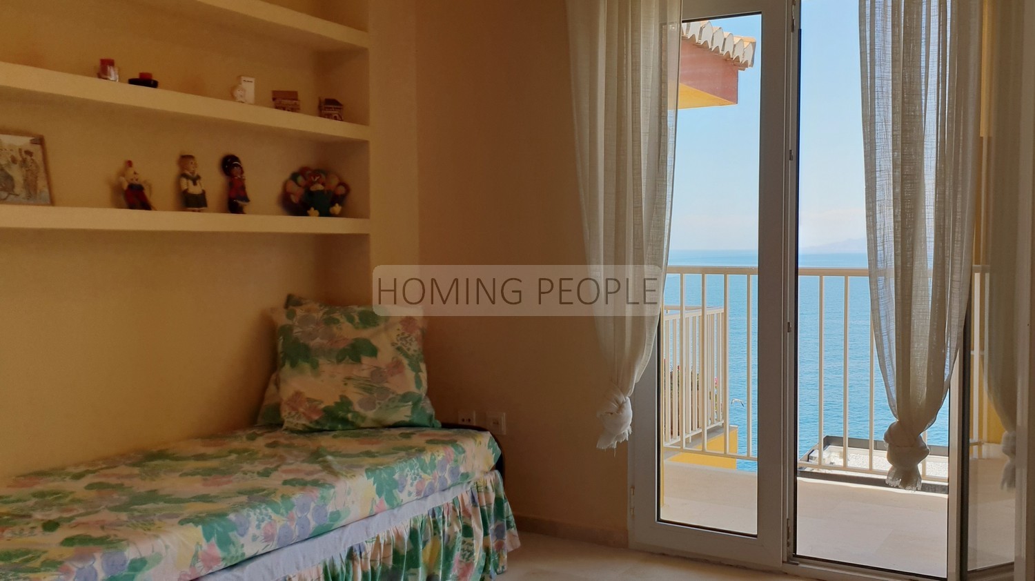 [ALQUILADO]: Chalet sobre un acantilado frente a la bahía... con distancia a pie de playa y pueblo. Tranquilidad garantizada.