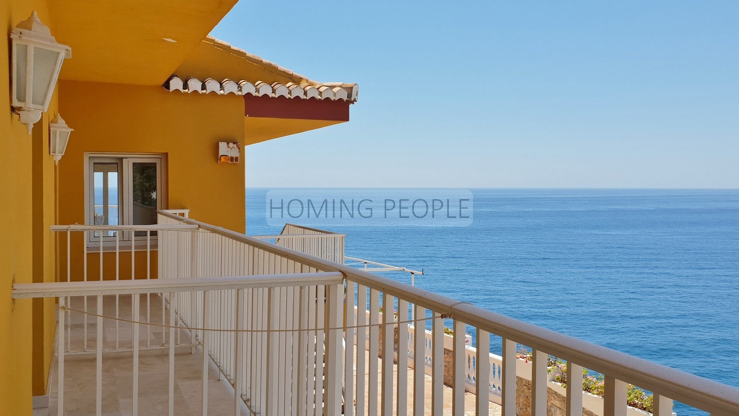 [ALQUILADO]: Chalet sobre un acantilado frente a la bahía... con distancia a pie de playa y pueblo. Tranquilidad garantizada.