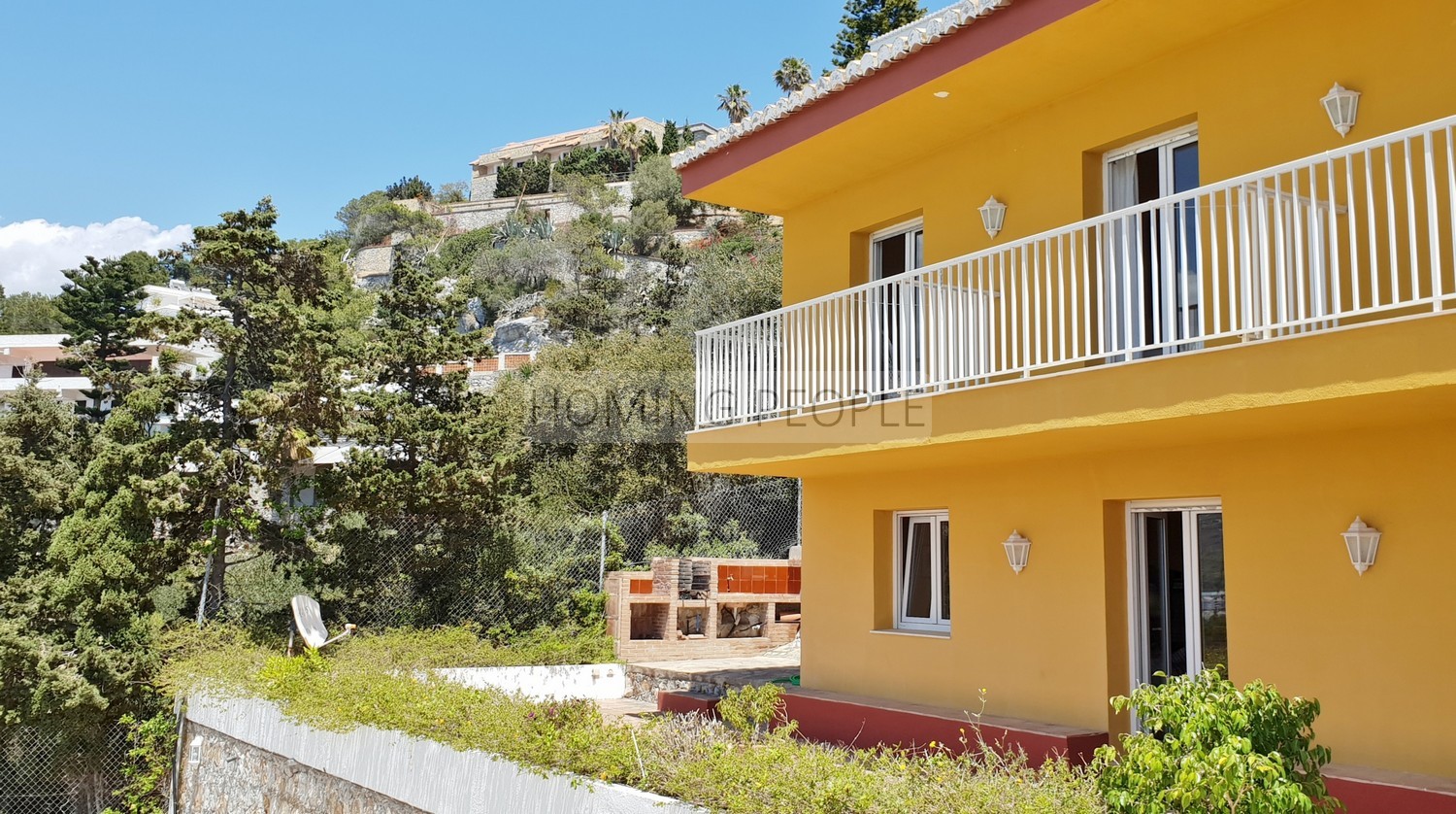 [ALQUILADO]: Chalet sobre un acantilado frente a la bahía... con distancia a pie de playa y pueblo. Tranquilidad garantizada.