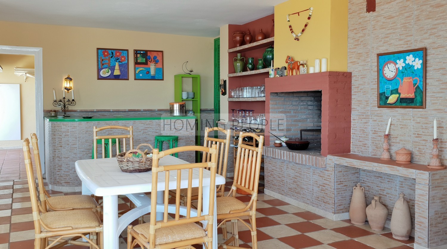 [ALQUILADO]: Chalet sobre un acantilado frente a la bahía... con distancia a pie de playa y pueblo. Tranquilidad garantizada.