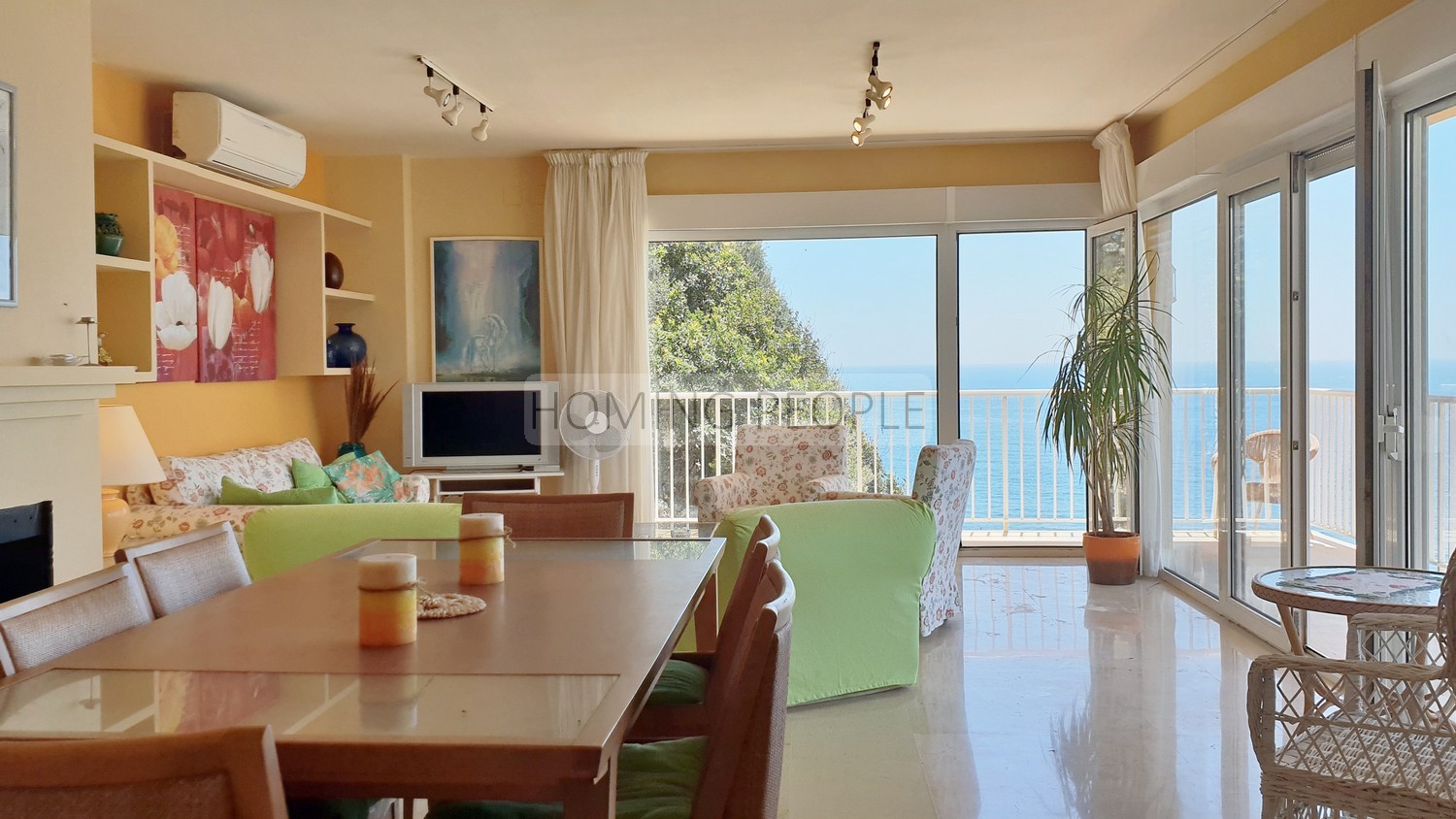 [ALQUILADO]: Chalet sobre un acantilado frente a la bahía... con distancia a pie de playa y pueblo. Tranquilidad garantizada.