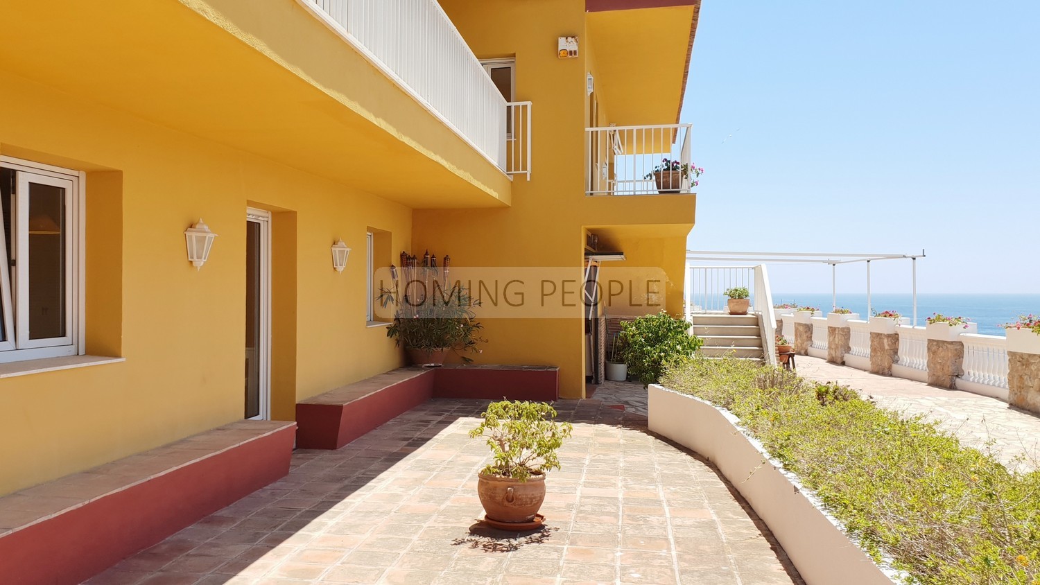 [ALQUILADO]: Chalet sobre un acantilado frente a la bahía... con distancia a pie de playa y pueblo. Tranquilidad garantizada.