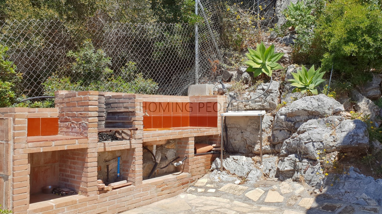 [ALQUILADO]: Chalet sobre un acantilado frente a la bahía... con distancia a pie de playa y pueblo. Tranquilidad garantizada.