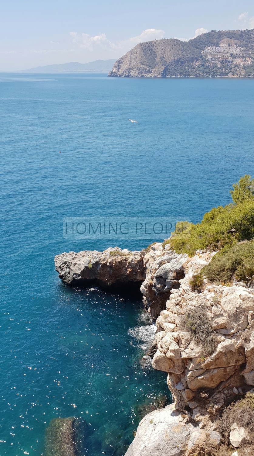 [ALQUILADO]: Chalet sobre un acantilado frente a la bahía... con distancia a pie de playa y pueblo. Tranquilidad garantizada.