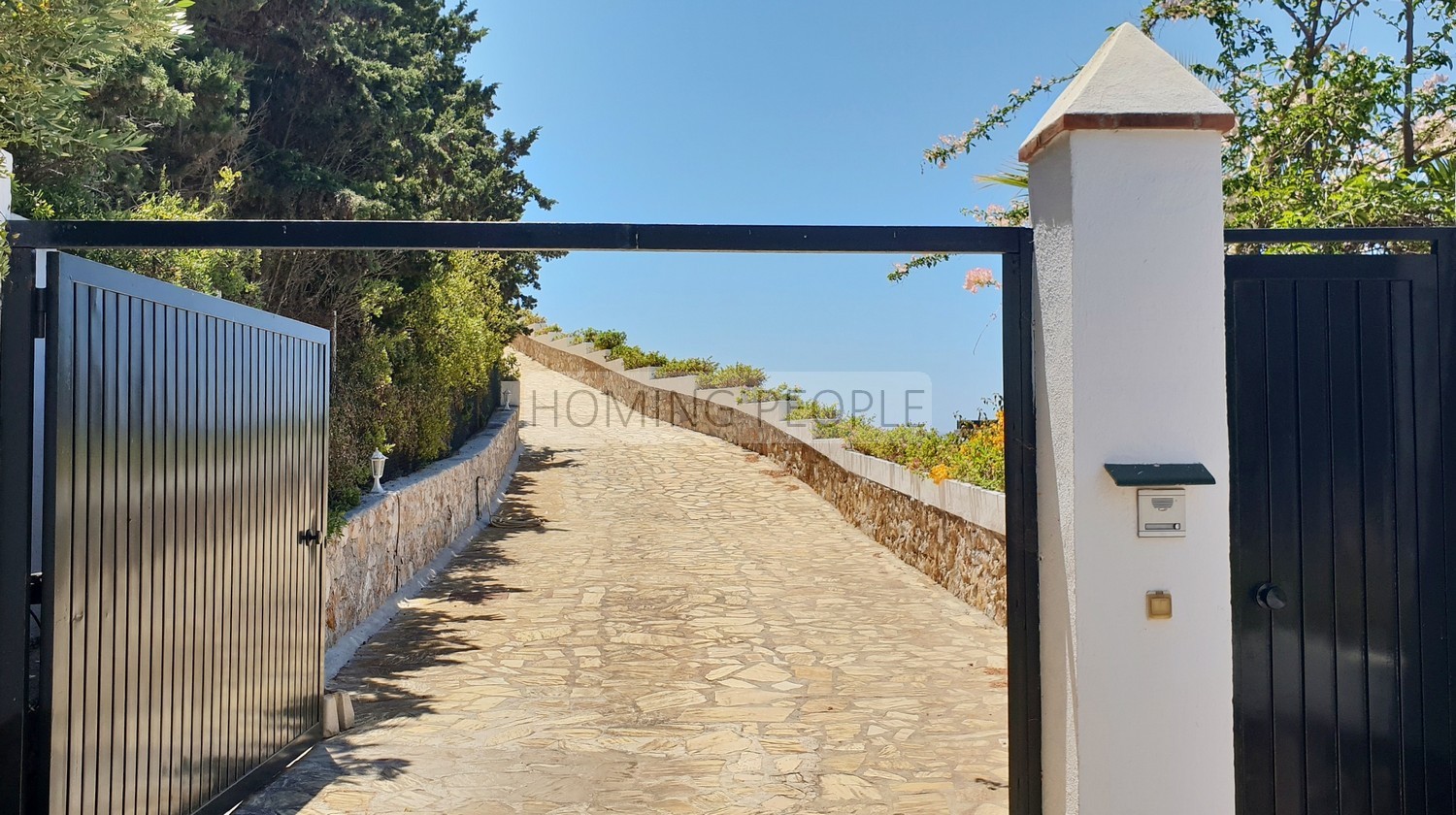[ALQUILADO]: Chalet sobre un acantilado frente a la bahía... con distancia a pie de playa y pueblo. Tranquilidad garantizada.