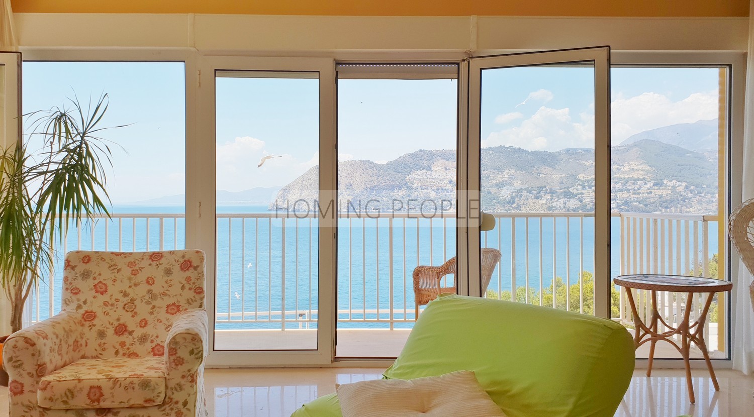 [ALQUILADO]: Chalet sobre un acantilado frente a la bahía... con distancia a pie de playa y pueblo. Tranquilidad garantizada.
