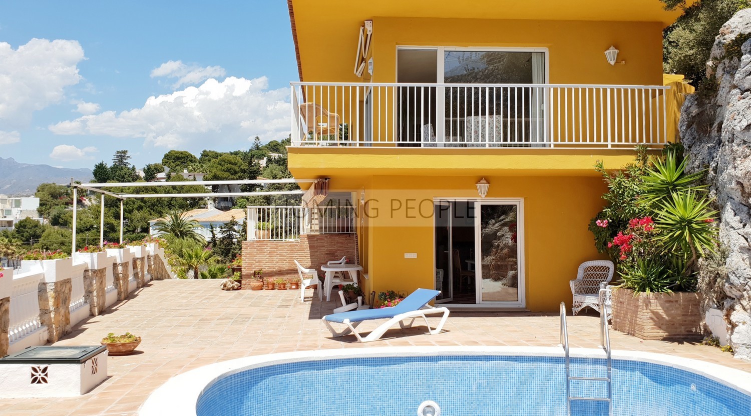 [ALQUILADO]: Chalet sobre un acantilado frente a la bahía... con distancia a pie de playa y pueblo. Tranquilidad garantizada.