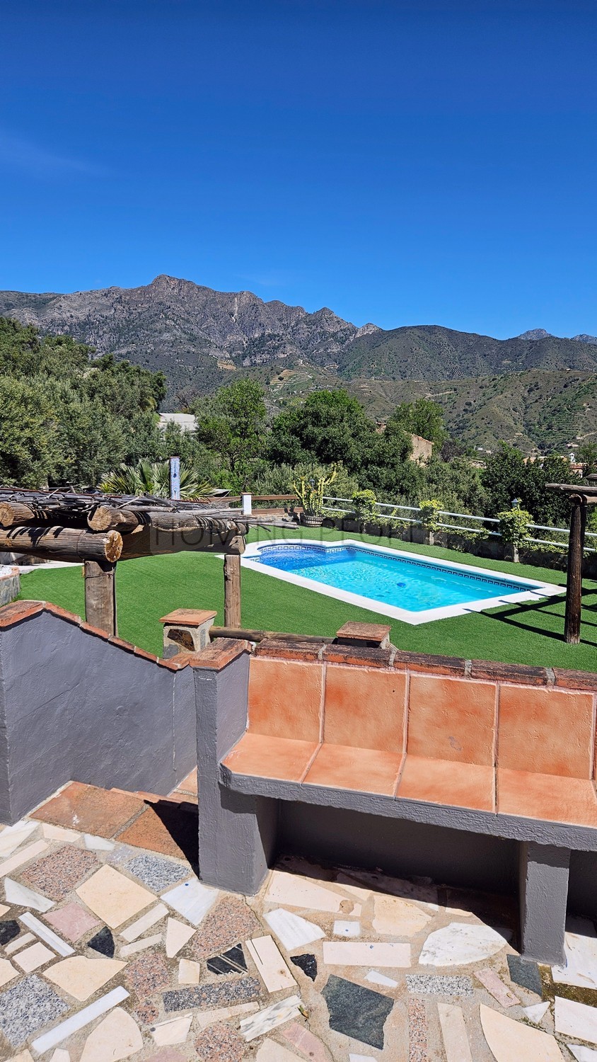 Cortijo con piscina y vistas al mar en zona de montaña pintoresca y aislada