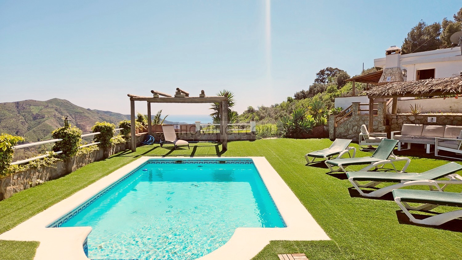 Cortijo con piscina y vistas al mar en zona de montaña pintoresca y aislada