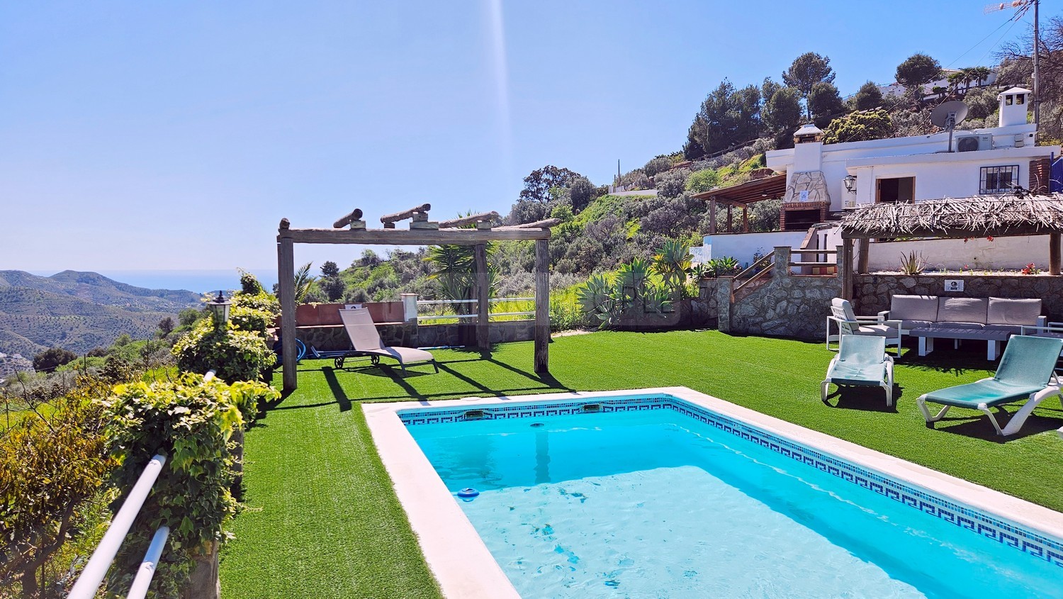 Cortijo con piscina y vistas al mar en zona de montaña pintoresca y aislada