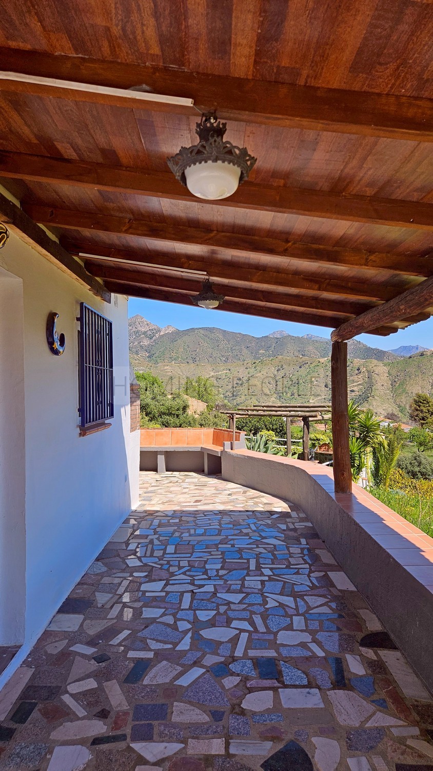 Cortijo con piscina y vistas al mar en zona de montaña pintoresca y aislada