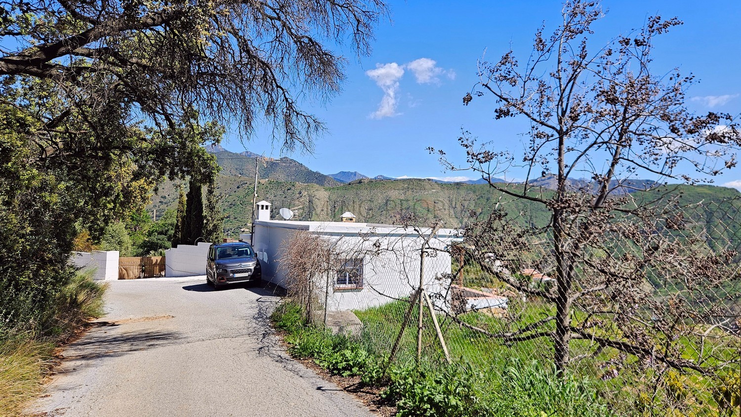 Cortijo con piscina y vistas al mar en zona de montaña pintoresca y aislada