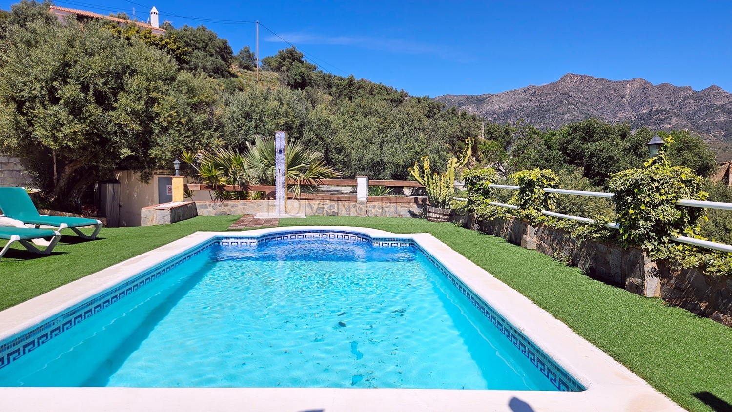 Cortijo con piscina y vistas al mar en zona de montaña pintoresca y aislada