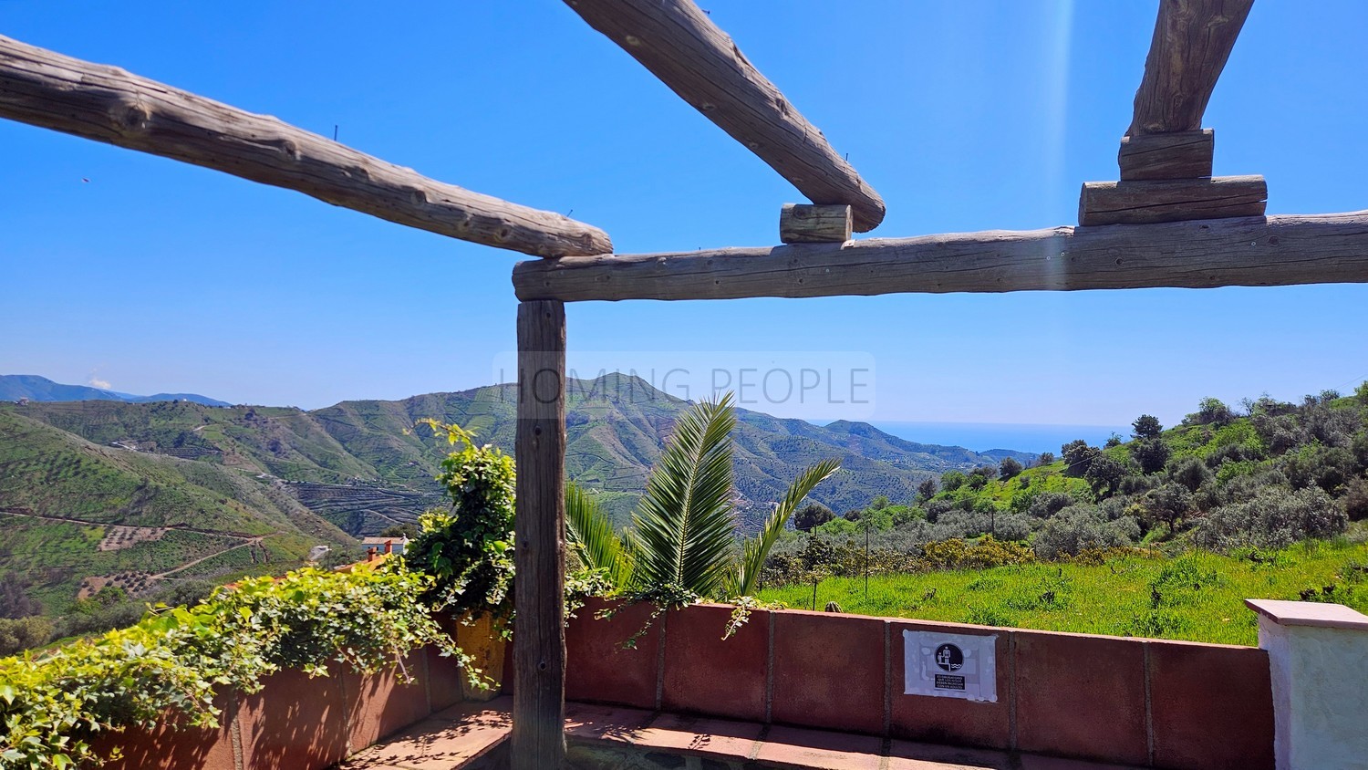 Cortijo con piscina y vistas al mar en zona de montaña pintoresca y aislada