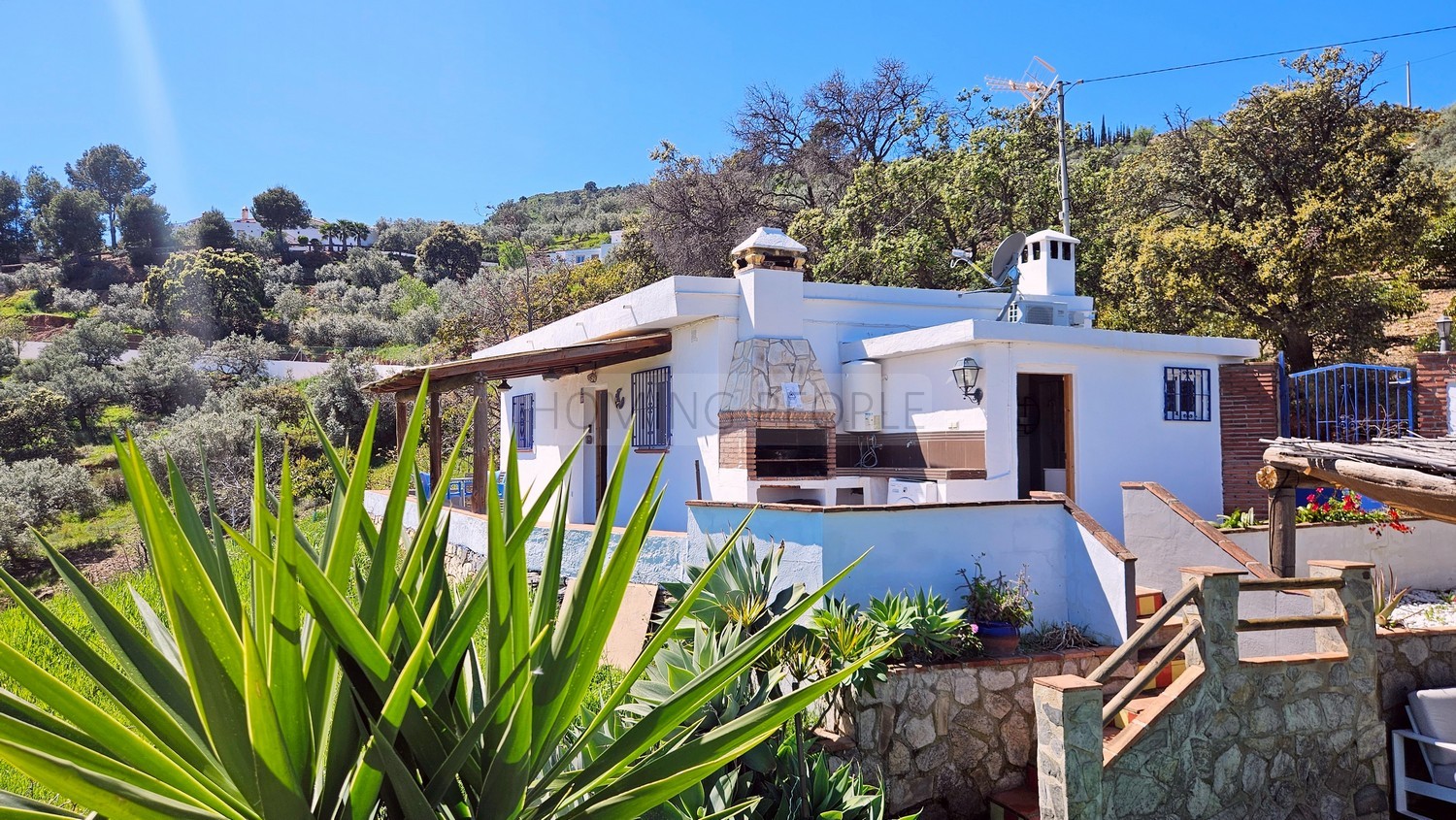 Cortijo con piscina y vistas al mar en zona de montaña pintoresca y aislada