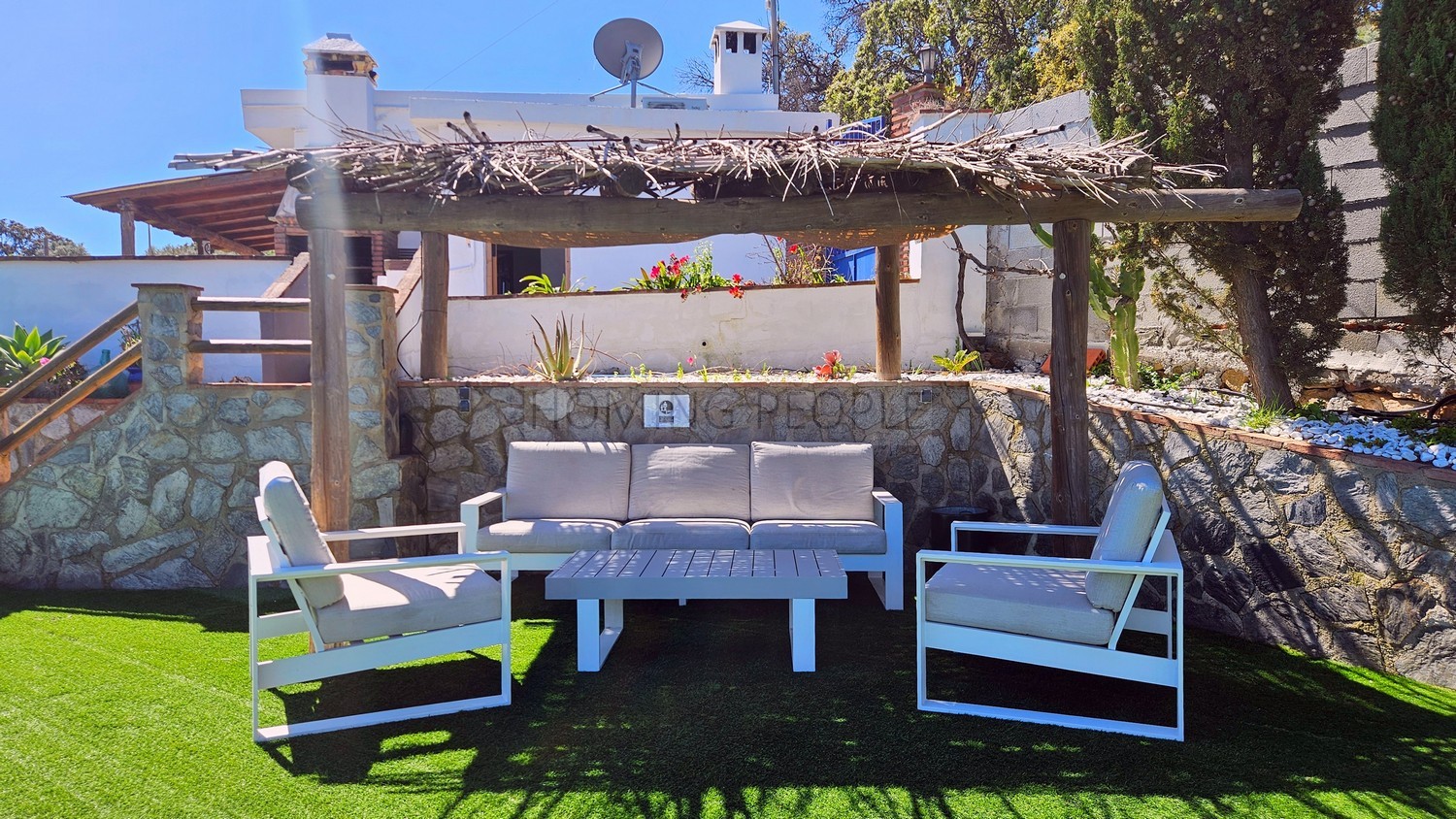 Cortijo con piscina y vistas al mar en zona de montaña pintoresca y aislada