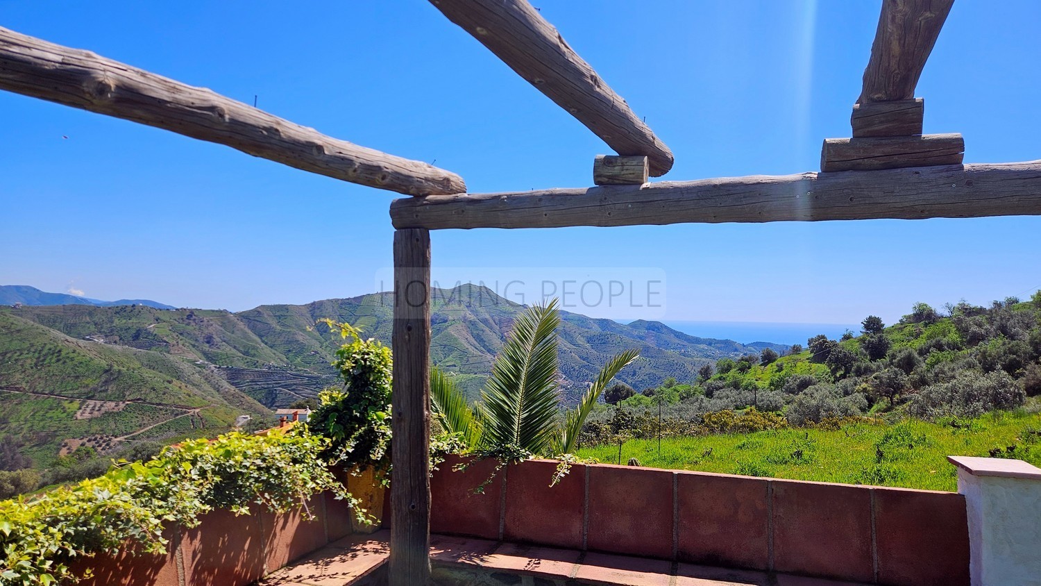 Cortijo con piscina y vistas al mar en zona de montaña pintoresca y aislada