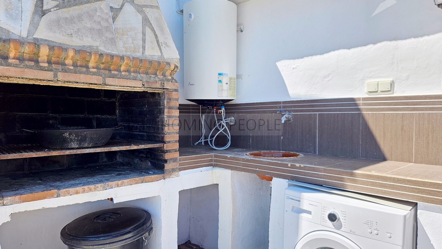 Cortijo con piscina y vistas al mar en zona de montaña pintoresca y aislada