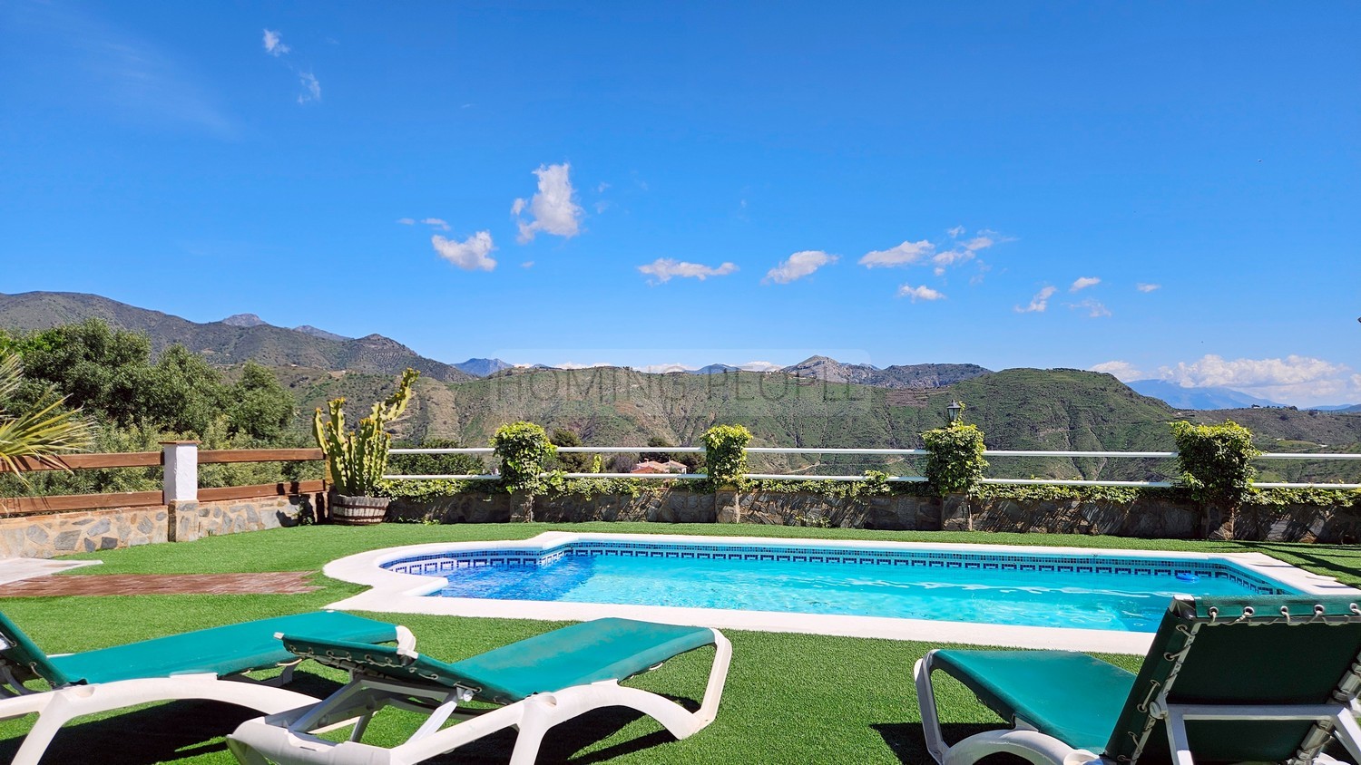 Cortijo con piscina y vistas al mar en zona de montaña pintoresca y aislada
