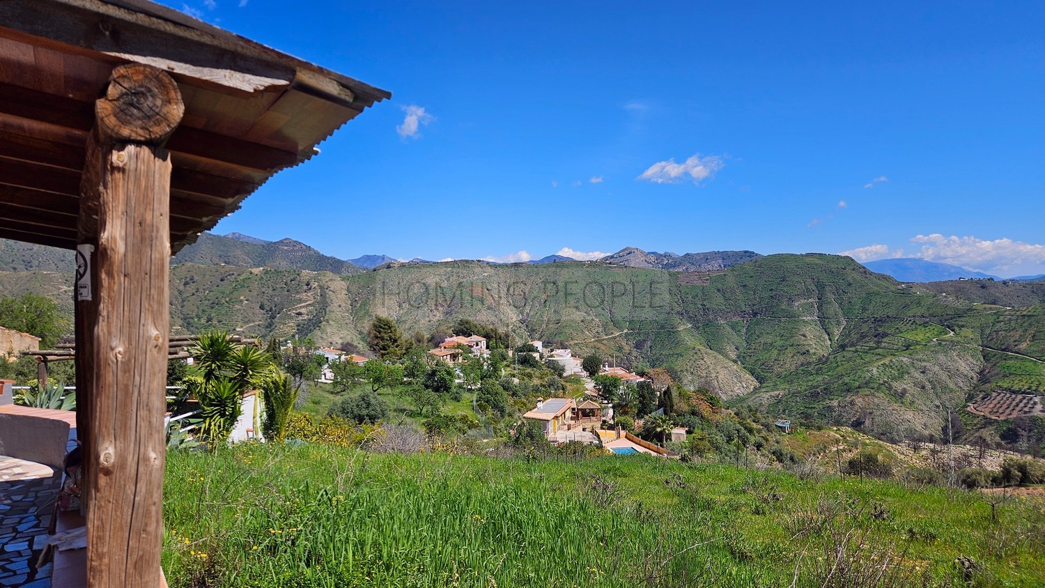 Cortijo con piscina y vistas al mar en zona de montaña pintoresca y aislada