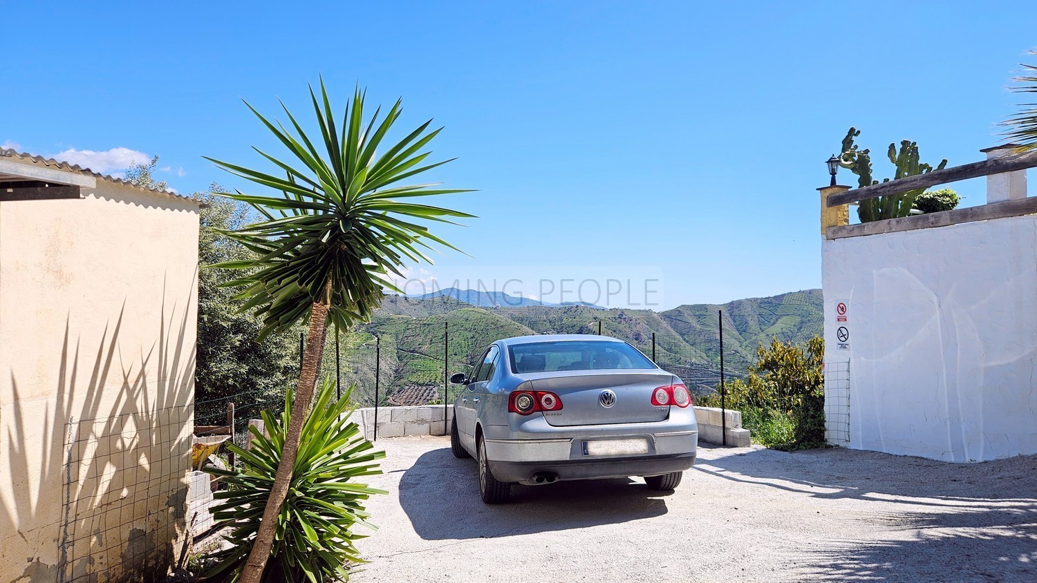 Cortijo con piscina y vistas al mar en zona de montaña pintoresca y aislada