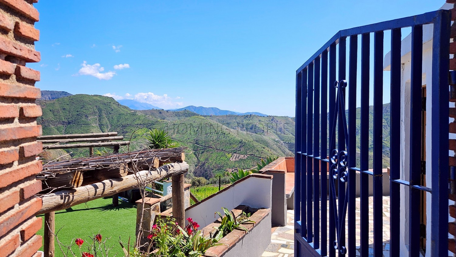 Cortijo con piscina y vistas al mar en zona de montaña pintoresca y aislada
