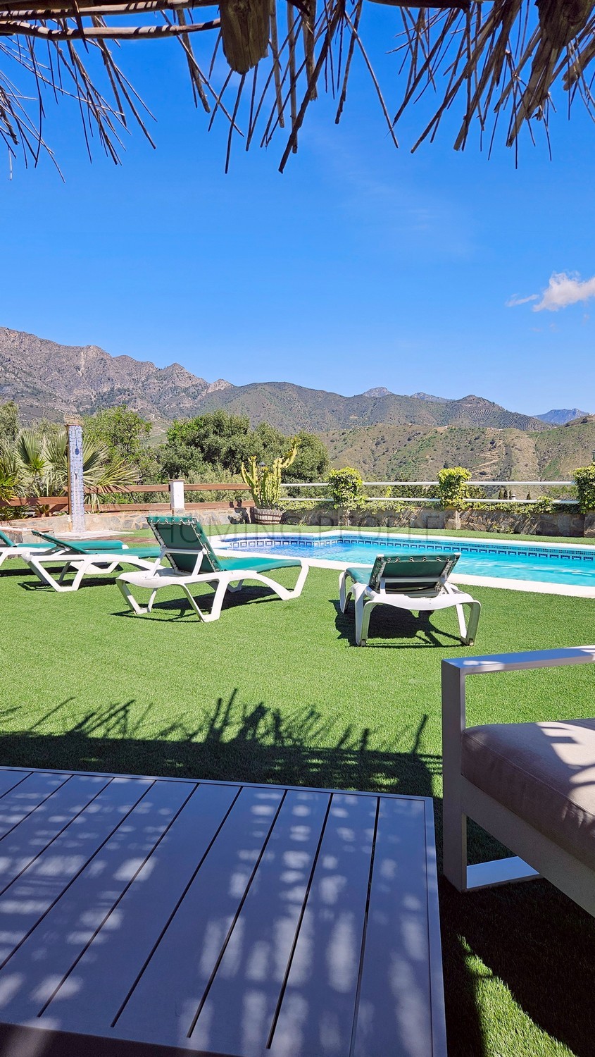 Cortijo con piscina y vistas al mar en zona de montaña pintoresca y aislada