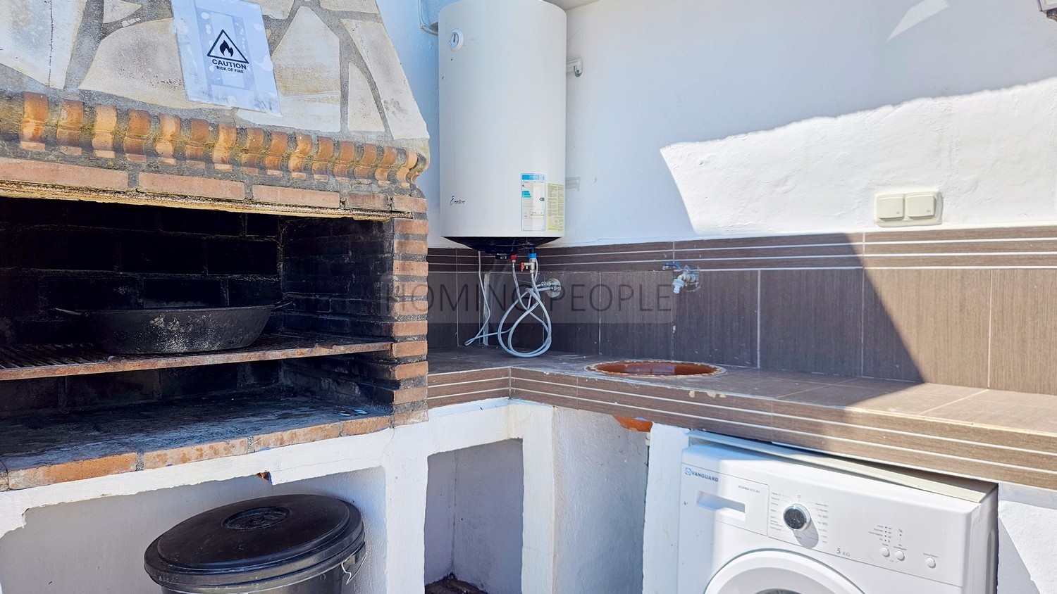Cortijo con piscina y vistas al mar en zona de montaña pintoresca y aislada
