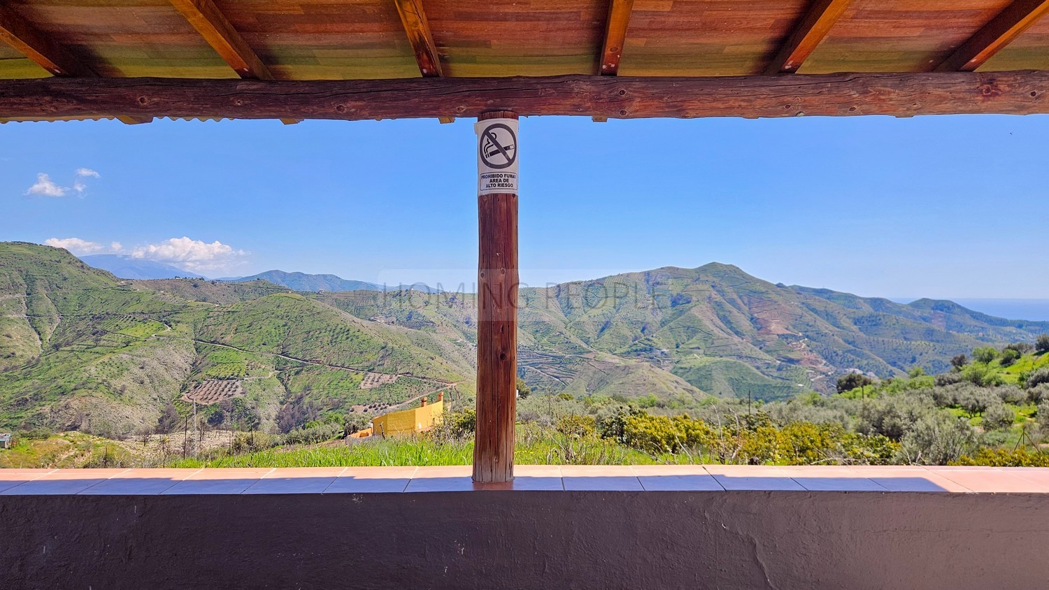 Cortijo con piscina y vistas al mar en zona de montaña pintoresca y aislada