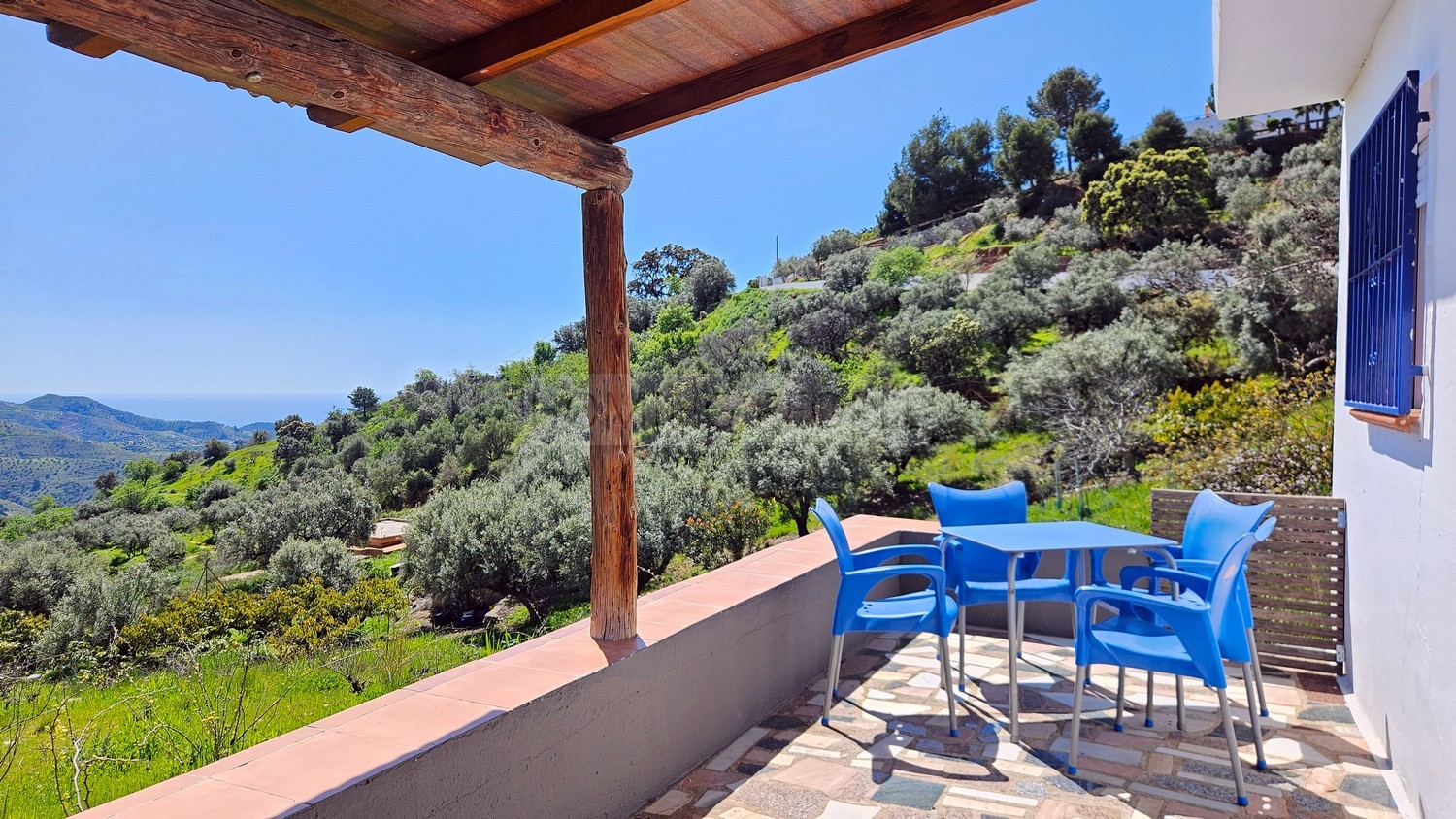 Cortijo con piscina y vistas al mar en zona de montaña pintoresca y aislada