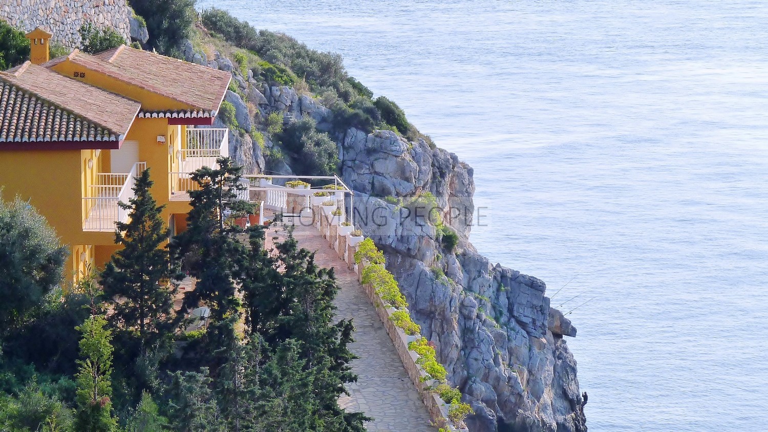 Chalet sobre un acantilado frente a la bahía... con distancia a pie de playa y pueblo. Tranquilidad garantizada.